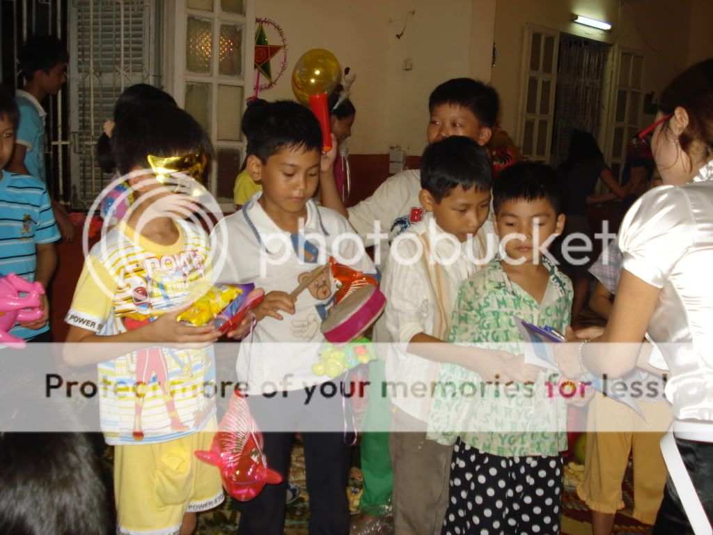 Em nhỏ nhận quà trước