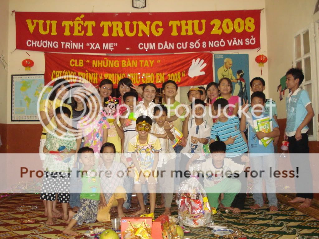 Xòe tay trao yêu thương