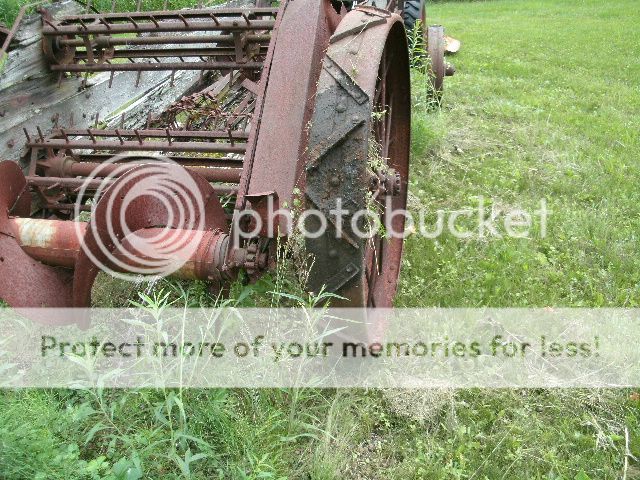 Antique wooden manure spreader - make / model? - SmokStak